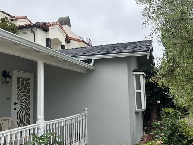 picture of a home with newly installed gutters